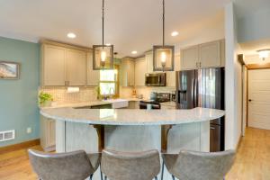 Nhà bếp/bếp nhỏ tại 5 Mi to Whitefish Resort Lift Apt with Beach Access +16 ảnh