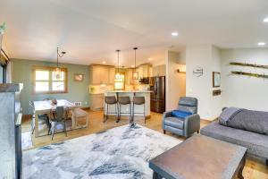 Nhà bếp/bếp nhỏ tại 5 Mi to Whitefish Resort Lift Apt with Beach Access