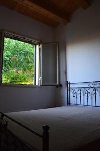 ドンナルカータにあるCase Vacanza Piccadillyのベッドルーム(ベッド1台、窓付)