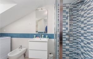 Kúpeľňa v ubytovaní 2 Bedroom Cozy Apartment In Kostrena
