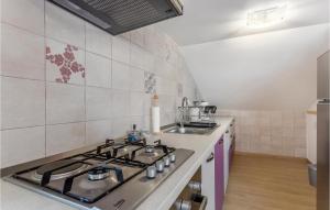 Kuchyňa alebo kuchynka v ubytovaní 2 Bedroom Cozy Apartment In Kostrena + 30 fotografií