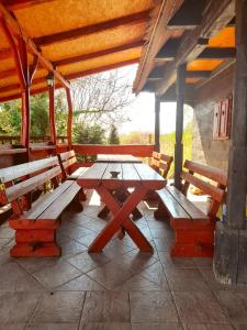 - une table de pique-nique et des bancs installés sous un pavillon dans l'établissement Mi-Ma Land, à Donje Orešje