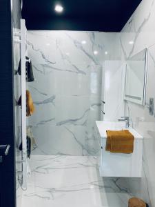 Ένα μπάνιο στο Le B Maison 1 à 4 pers & jacuzzi à Baccarat