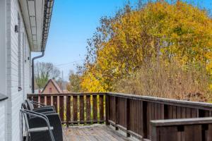eine Terrasse mit Stühlen an der Seite eines Hauses in der Unterkunft Villa i Sollentuna - Lyx, Komfort och Privat Gym in Sollentuna