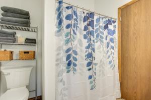 Ένα μπάνιο στο Near Medical Corridor Whimsy Wisconsin Duplex +23 φωτογραφίες