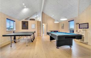 Biliár nebo kulečník v ubytování Stunning Home In Løkken With Sauna