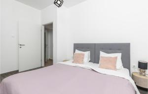 Posteľ alebo postele v izbe v ubytovaní Amazing Apartment In Rijeka With Wifi