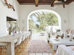 マドリードにあるVilla in Sant Josep near Beautiful Beachesのダイニングルーム(テーブル、椅子、アーチ付)