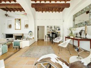 マドリードにあるVilla in Sant Josep near Beautiful Beachesのテーブルと椅子のあるリビングルーム