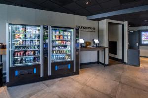 阿姆斯特尔芬Diamond Capsule Hotel Amsterdam South的一间商店,里面装有两台冰箱,里面装有饮料
