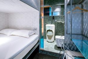 Diamond Capsule Hotel Amsterdam South客房内的一张或多张床位