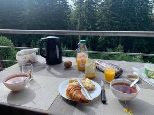 Možnosti snídaně pro hosty v ubytování STUDIO CHAMROUSSE 1700 pour 4 personnes - Au calme - Avec WIFI