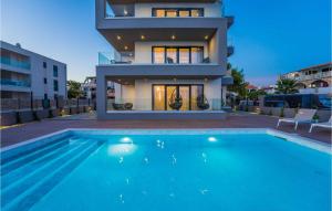 ヴィルにあるVilla Prezidaの家の前にプールがある家