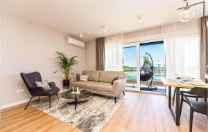 ヴィルにあるVilla Prezidaのソファとテーブルのあるリビングルーム