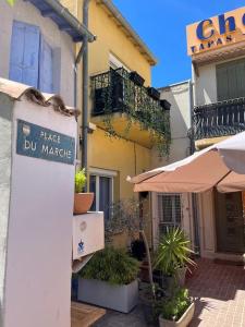a sign in front of a building with plants at jolie maison de pêcheurs in Palavas-les-Flots +13 photos
