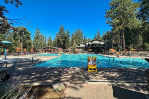 een groot zwembad met mensen in het water bij Gold Bend Getaway in Truckee