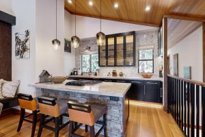 een keuken met een groot eiland met een aanrecht bij Gold Bend Getaway in Truckee