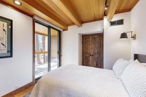 een slaapkamer met een bed en een raam bij Gold Bend Getaway in Truckee +23 foto's