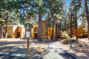 een geel gebouw met een bord ervoor bij Gold Bend Getaway in Truckee