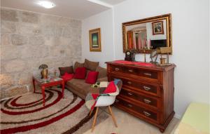 Ruang duduk di Gorgeous Apartment In Blace With Wifi