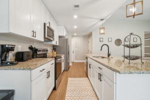 Η κουζίνα ή μικρή κουζίνα στο Cozy Condos with Kitchens & Pet-Friendly
