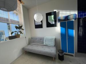 a room with a chair and a blue door at Scheepmakershaven in Schoonhoven