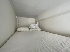 a small room with a bed in the corner at Scheepmakershaven in Schoonhoven