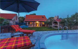 Bazén v ubytování Three-Bedroom Holiday Home In Oklaj nebo v jeho okolí