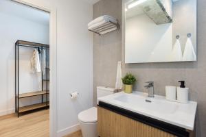 Ένα μπάνιο στο Suites Rooms La Rosa