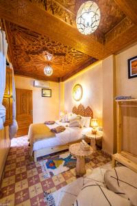 Postel nebo postele na pokoji v ubytování Riad Almonds Marrakech