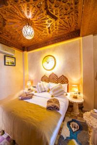Postel nebo postele na pokoji v ubytování Riad Almonds Marrakech