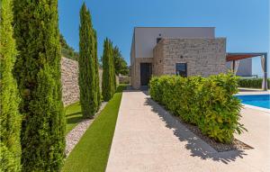 Bazén v ubytování Pet Friendly Home In Tribunj nebo v jeho okolí