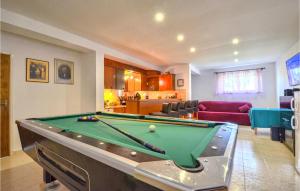 Biliár nebo kulečník v ubytování Stunning Home In Labin With Wifi