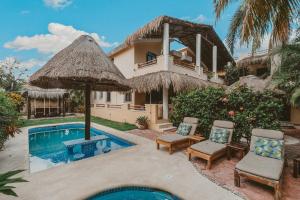 une villa avec piscine et un resort dans l'établissement Casa La Buena Vida 2 bedroom Villa, à Puerto Morelos