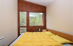 un grande letto giallo in una stanza con finestra di Gorgeous Apartment In Breuil-Cervinia a Breuil-Cervinia