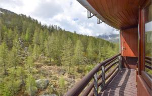 balcone di una casa con vista su una foresta di Gorgeous Apartment In Breuil-Cervinia a Breuil-Cervinia Altre 16 foto