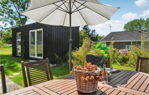 Zahrada ubytování 3 Bedroom Lovely Home In Føllenslev