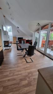 a living room with a table and chairs in a room at Designer Loft mit Kamin am Rande von Graz in Seiersberg