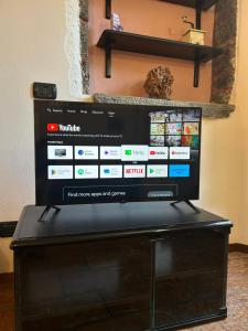 A television and/or entertainment centre at Al civico 7 Relax a due passi dal lago di Como
