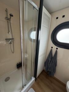 Hausboot KOMET Luxus und Natur pur max 5 Pers的一间浴室