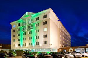 un edificio con luz verde en Holiday Inn Basildon, an IHG Hotel en Basildon