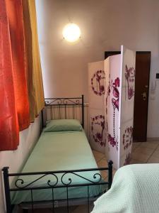 ein kleines Zimmer mit einem Bett in einem Zimmer in der Unterkunft La corte dei celti la fonte 1 in San Benedetto Del Querceto