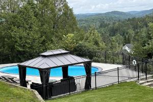 La pileta dentro o cerca de Les Oursons Bed and Breakfast
