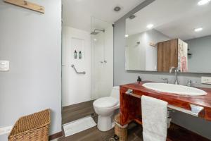 Un baño de Apartamentos Ayamonte by HOUSY HOST 40 fotos más