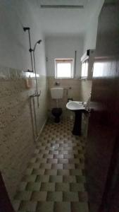 a bathroom with a toilet and a sink at Casa do Tonito in Carregal do Sal +5 photos