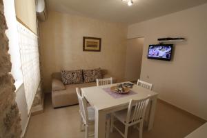 Televízia a/alebo spoločenská miestnosť v ubytovaní Apartment Vallamar free parking