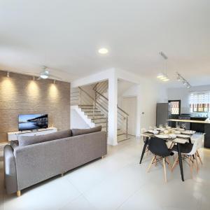 Posezení v ubytování Luxury Holiday Home with private rooftop