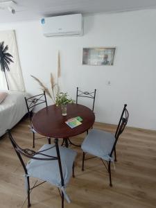 a room with a table and chairs and a couch at Cabaña de playa in Balneario Buenos Aires +7 photos