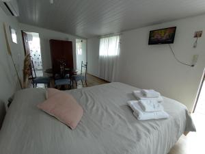 a bedroom with a bed with towels on it at Cabaña de playa in Balneario Buenos Aires