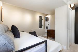 sypialnia z łóżkiem i pralką w obiekcie Modern Condo with Vail Mountain Views w mieście Vail